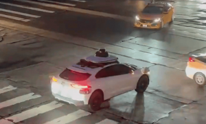 红绿灯不工作Waymo自动驾驶车辆当街集体趴窝，马斯克：特斯拉不受影响