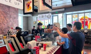 3亿“买醉”，蜜雪冰城不想只卖“小甜水”